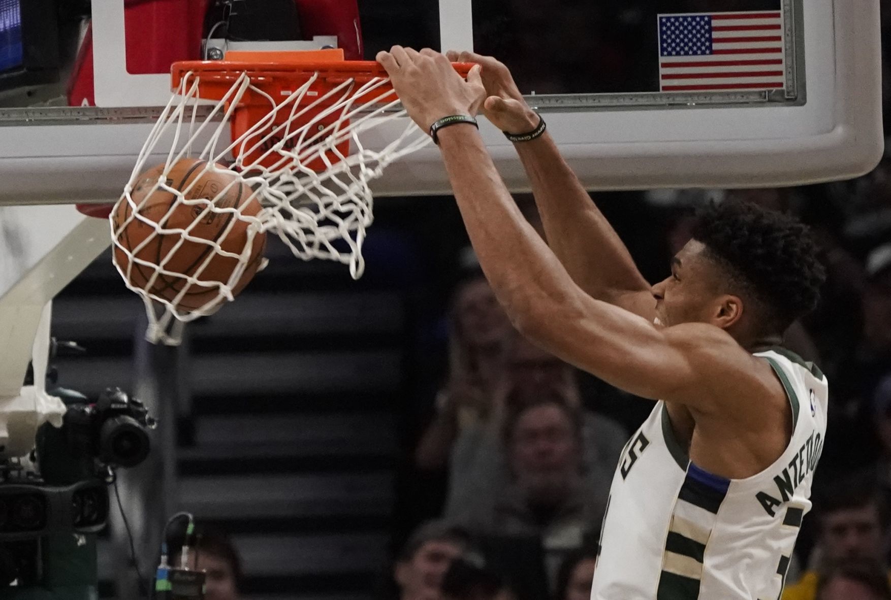 Bucks 125, Raptors 103